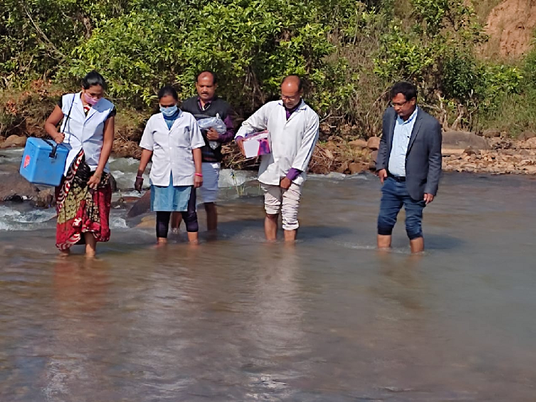 amabikapur, नदी पार कर टीकाकरण करने पहुंची टीम