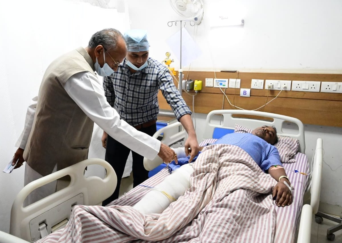 गृहमंत्री ने अस्पताल पहुंच कर घायल जवानों का कुशलक्षेम जाना