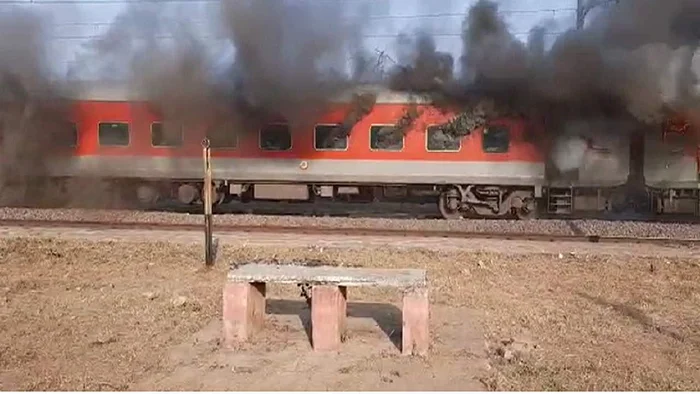 दुर्ग-ऊधमपुर एक्सप्रेस ट्रेन की दो बोगियों में भीषण आग…
