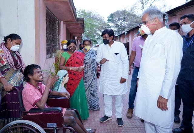 मुख्यमंत्री ने दिव्यांग भाई-बहनों को आगे बढ़ाने सकारात्मक वातावरण बनाने की अपील