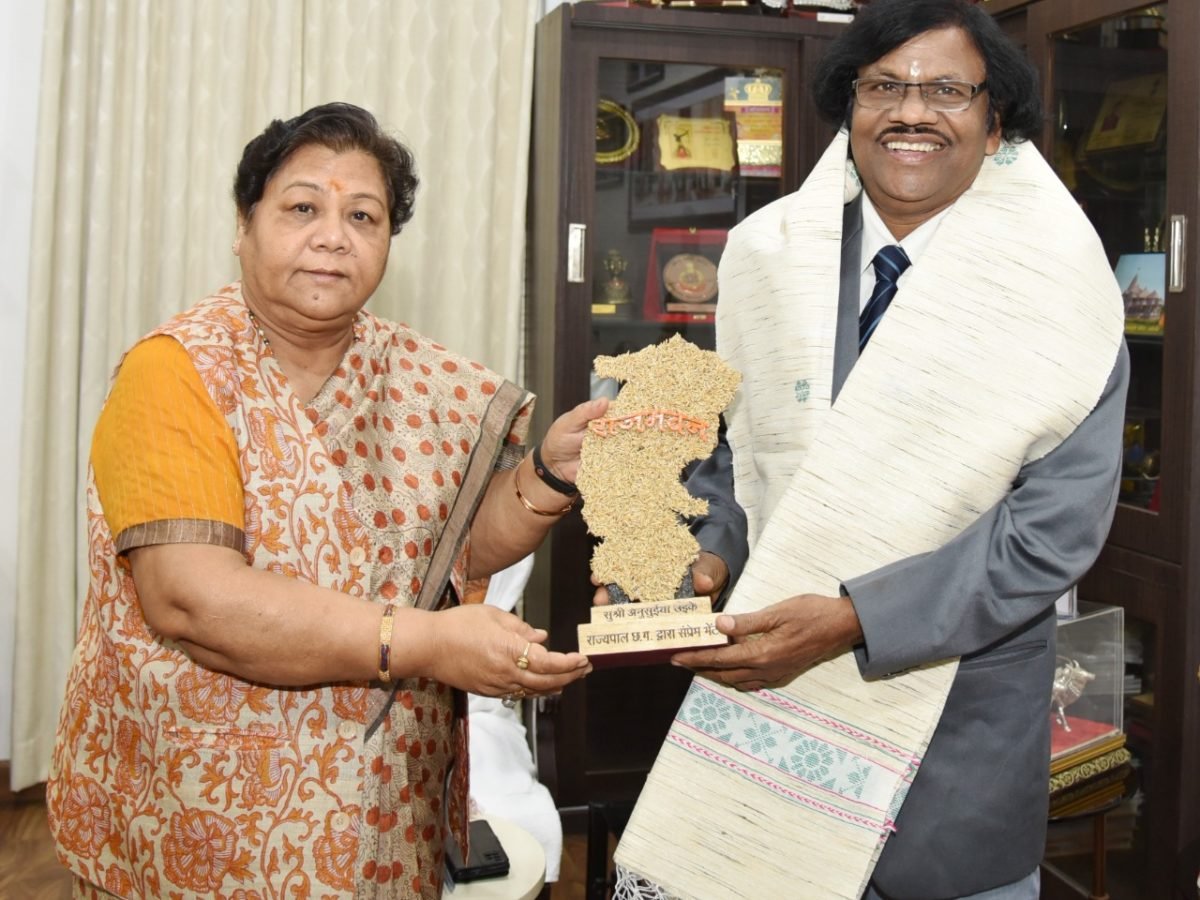 राज्यपाल ने लोक कलाकार पद्मश्री डॉ. राधेश्याम बारले का किया सम्मान