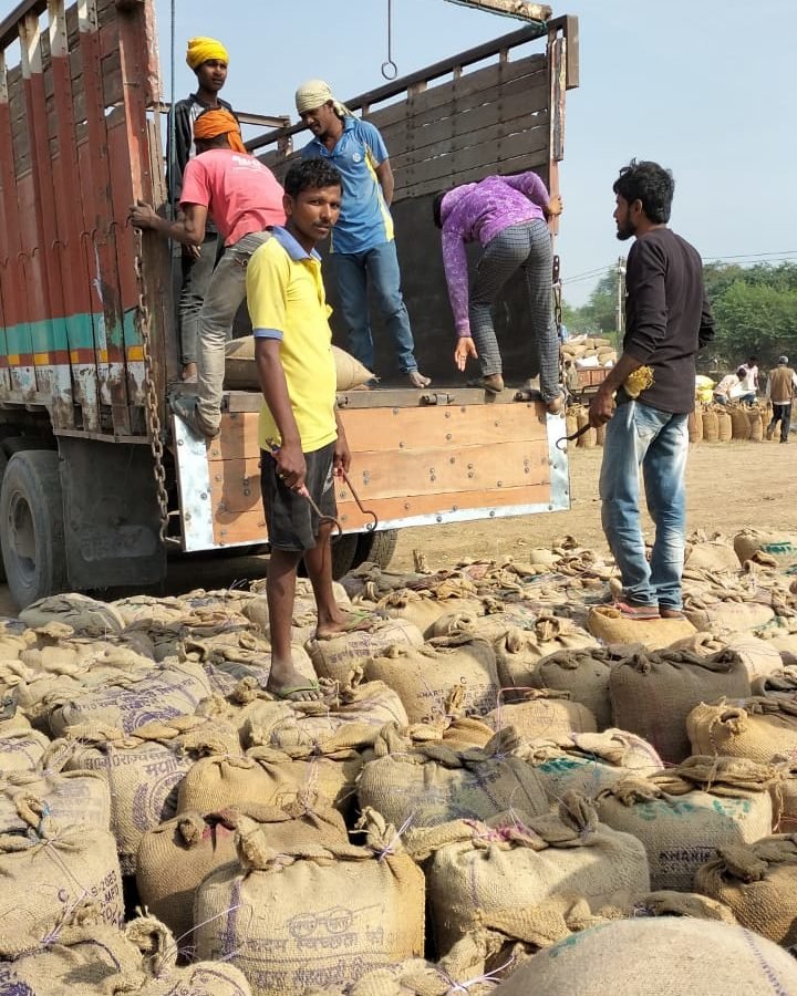 समर्थन मूल्य पर धान खरीदी शुरु होते ही समितियों से प्रारंभ हुआ धान का उठाव