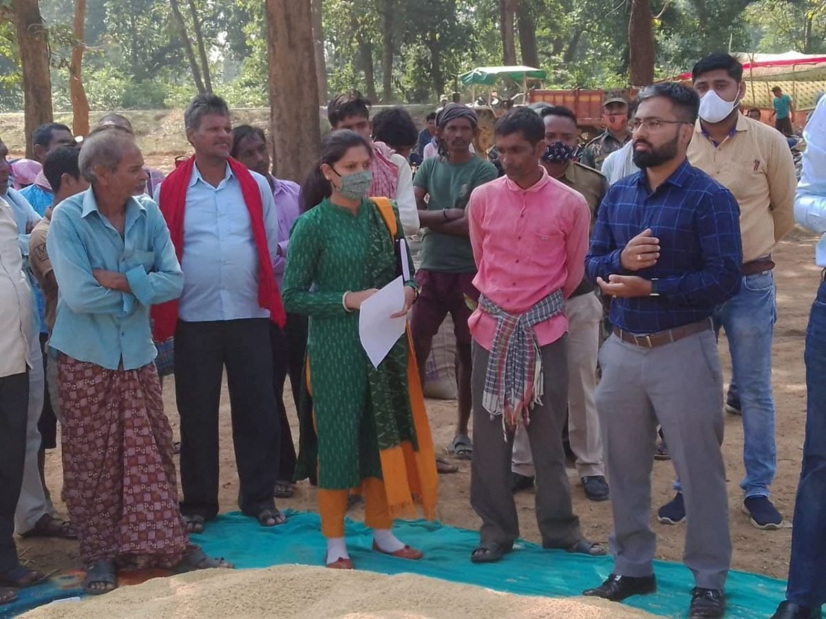 छुरा, परसदा, पाटसिवनी, अकलवारा धान उपार्जन केन्द्रों कलेक्टर ने किया निरीक्षण