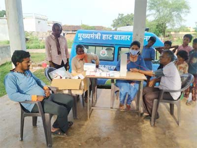 हाट-बाजारों में लग रहे स्वास्थ्य शिविरों से अंतिम छोर के व्यक्ति तक पहुंच रही है सुविधा