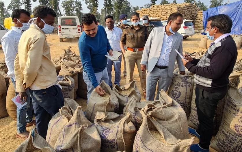 सचिव पी. दयानंद ने सूरजपुर जिले में धान खरीदी केंद्रों का किया औचक निरीक्षण