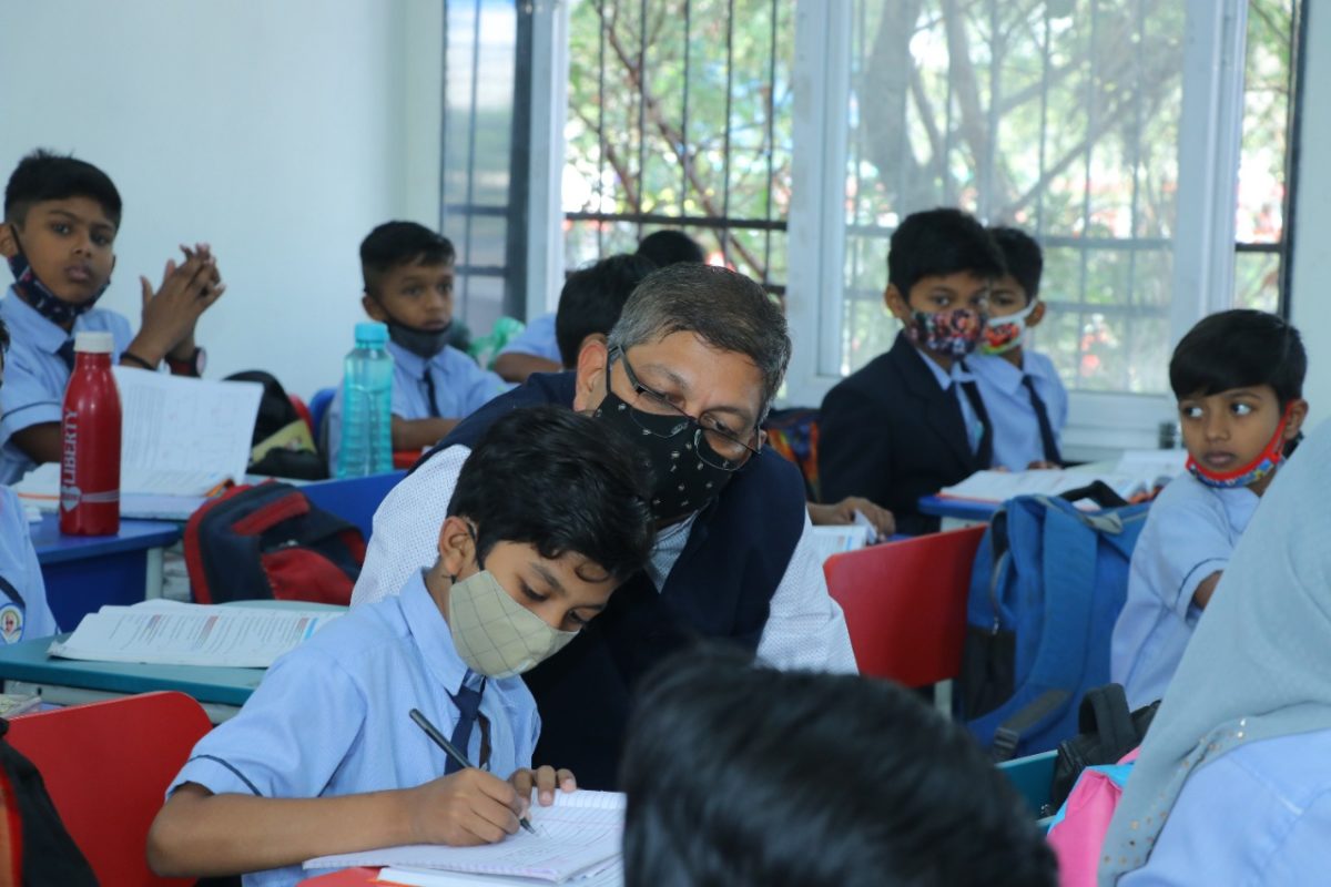 मुख्य सचिव अमिताभ जैन ने कक्षा में बच्चों के साथ बैठकर देखा शिक्षण कार्य
