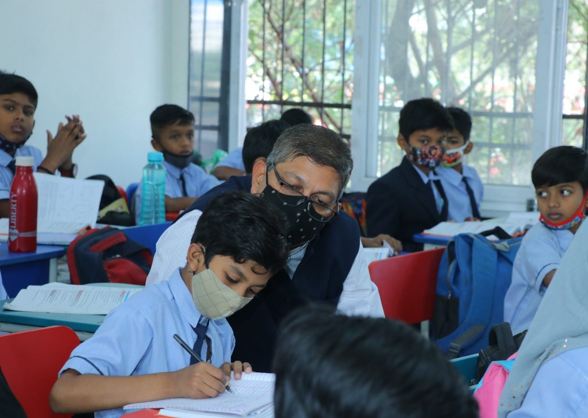 मुख्य सचिव अमिताभ जैन ने कक्षा में बच्चों के साथ बैठकर देखा शिक्षण कार्य