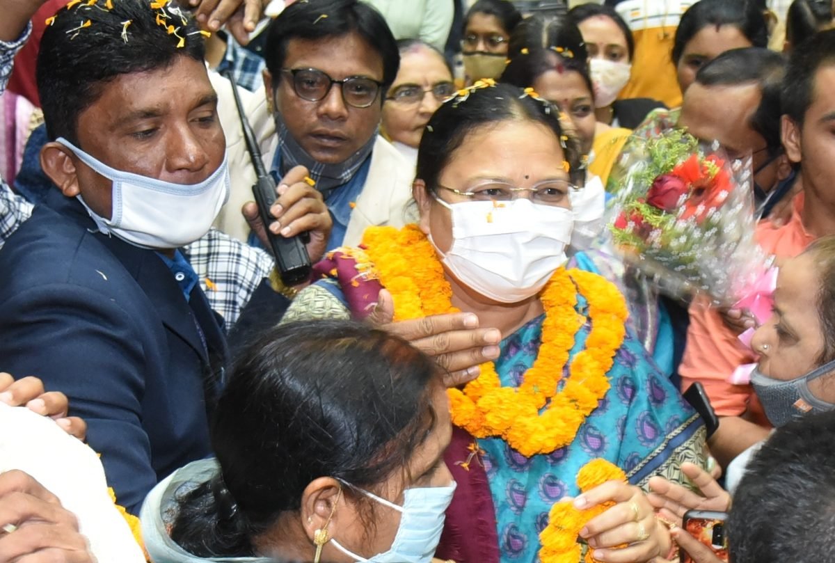 राष्ट्रीय पुरस्कार से सम्मानित होने पर महिला एवं बाल विकास मंत्री का एयरपोर्ट पर स्वागत