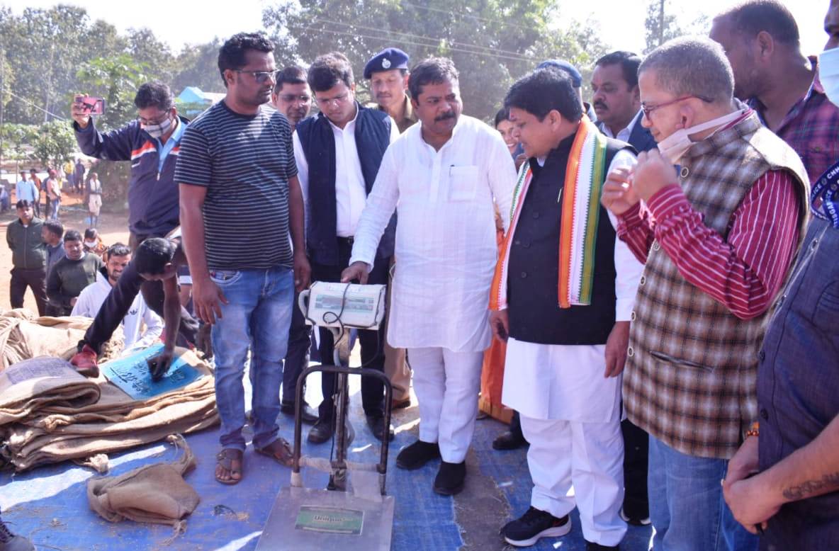 मंत्री डॉ. डहरिया ने सरगुजा जिले में धान खरीदी केन्द्र का किया निरीक्षण