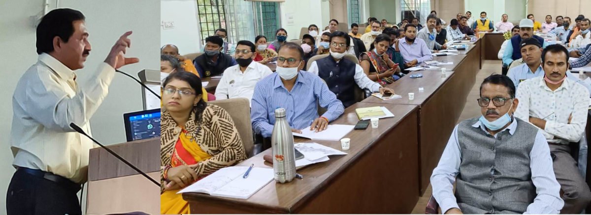 कोरोना में बच्चों के लर्निंग लॉस को दूर करने ‘नवा जतन‘ कार्यक्रम रायपुर, 02 दिसम्बर 2021 कोरोनाकाल में राज्य के स्कूलों के ऐसे बच्चे जो लर्निंग लॉस के कारण कक्षा स्तर से पिछड़े हुए है, ऐसे छात्रों को उपचारात्मक शिक्षा प्रदान करने के लिए ‘नवा जतन‘ कार्यक्रम आयोजित किया जा रहा है। राज्य शैक्षिक अनुसंधान एवं प्रशिक्षण परिषद (एस.सी.ई.आर.टी.) द्वारा इस संबंध में प्रशिक्षण कार्यक्रम संचालित किया जा रहा है, जिसमें राज्य स्रोत समूह के रूप में प्रत्येक जिले से चार लोगों को बुलाया गया है। प्रत्येक जिले से एक सहायक परियोजना अधिकारी, एक डाईट शिक्षक और दो शिक्षक राज्य स्तर पर प्रशिक्षित किए जा रहे है। प्रशिक्षण के बाद जिले की यह टीम उपचारात्मक शिक्षण के विभिन्न बिन्दुओं को अपने जिले में शाला संकुल समन्वयक (सी.ए.सी.) को प्रशिक्षित करेंगे। सी.ए.सी. अपने संकुल के सभी शिक्षकों को प्रशिक्षण देगा। बच्चों के शैक्षणिक स्तर को वर्तमान कक्षा के अनुरूप करने के लिए ही ‘नवा जतन‘ का आगाज किया जा रहा है। नवा जतन कार्यक्रम अपने आप मे अनूठा इसलिए है कि इसमें सामान्य कक्षा के दौरान ही उपचारात्मक शिक्षण को कराया जाना है। प्रशिक्षकों के मार्गदर्शन के लिए एस.सी.ई.आर.टी. के विषय विशेषज्ञों ने अपने विषय के उपचारात्मक शिक्षण कैसे किए जाने हैं, सेतु पाठ्यक्रम और लर्निंग आउटकम आधारित बेसलाइन आंकलन पर प्रस्तुत किया। इस अवसर पर एस.सी.ई.आर.टी. के अतिरिक्त संचालक डॉ. योगेश शिवहरे ने प्रशिक्षु प्रतिभागियों से पूरे कार्यक्रम की संवेदनशीलता, महत्ता और उपयोगिता पर चर्चा की। यह कार्यक्रम संचालक एस.सी.ई.आर.टी. श्री राजेश सिंह राणा के विशेष मार्गदर्शन एवं निर्देशन में संचालित किया जा रहा है।