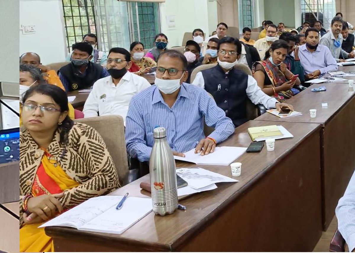 कोरोना में बच्चों के लर्निंग लॉस को दूर करने ‘नवा जतन‘ कार्यक्रम रायपुर, 02 दिसम्बर 2021 कोरोनाकाल में राज्य के स्कूलों के ऐसे बच्चे जो लर्निंग लॉस के कारण कक्षा स्तर से पिछड़े हुए है, ऐसे छात्रों को उपचारात्मक शिक्षा प्रदान करने के लिए ‘नवा जतन‘ कार्यक्रम आयोजित किया जा रहा है। राज्य शैक्षिक अनुसंधान एवं प्रशिक्षण परिषद (एस.सी.ई.आर.टी.) द्वारा इस संबंध में प्रशिक्षण कार्यक्रम संचालित किया जा रहा है, जिसमें राज्य स्रोत समूह के रूप में प्रत्येक जिले से चार लोगों को बुलाया गया है। प्रत्येक जिले से एक सहायक परियोजना अधिकारी, एक डाईट शिक्षक और दो शिक्षक राज्य स्तर पर प्रशिक्षित किए जा रहे है। प्रशिक्षण के बाद जिले की यह टीम उपचारात्मक शिक्षण के विभिन्न बिन्दुओं को अपने जिले में शाला संकुल समन्वयक (सी.ए.सी.) को प्रशिक्षित करेंगे। सी.ए.सी. अपने संकुल के सभी शिक्षकों को प्रशिक्षण देगा। बच्चों के शैक्षणिक स्तर को वर्तमान कक्षा के अनुरूप करने के लिए ही ‘नवा जतन‘ का आगाज किया जा रहा है। नवा जतन कार्यक्रम अपने आप मे अनूठा इसलिए है कि इसमें सामान्य कक्षा के दौरान ही उपचारात्मक शिक्षण को कराया जाना है। प्रशिक्षकों के मार्गदर्शन के लिए एस.सी.ई.आर.टी. के विषय विशेषज्ञों ने अपने विषय के उपचारात्मक शिक्षण कैसे किए जाने हैं, सेतु पाठ्यक्रम और लर्निंग आउटकम आधारित बेसलाइन आंकलन पर प्रस्तुत किया। इस अवसर पर एस.सी.ई.आर.टी. के अतिरिक्त संचालक डॉ. योगेश शिवहरे ने प्रशिक्षु प्रतिभागियों से पूरे कार्यक्रम की संवेदनशीलता, महत्ता और उपयोगिता पर चर्चा की। यह कार्यक्रम संचालक एस.सी.ई.आर.टी. श्री राजेश सिंह राणा के विशेष मार्गदर्शन एवं निर्देशन में संचालित किया जा रहा है।