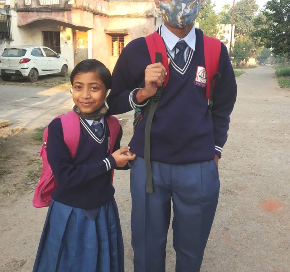 स्वामी आत्मानंद उत्कृष्ट अंग्रेजी माध्यम स्कूल में पढ़़ कर गढ़ रहे अपना भविष्य