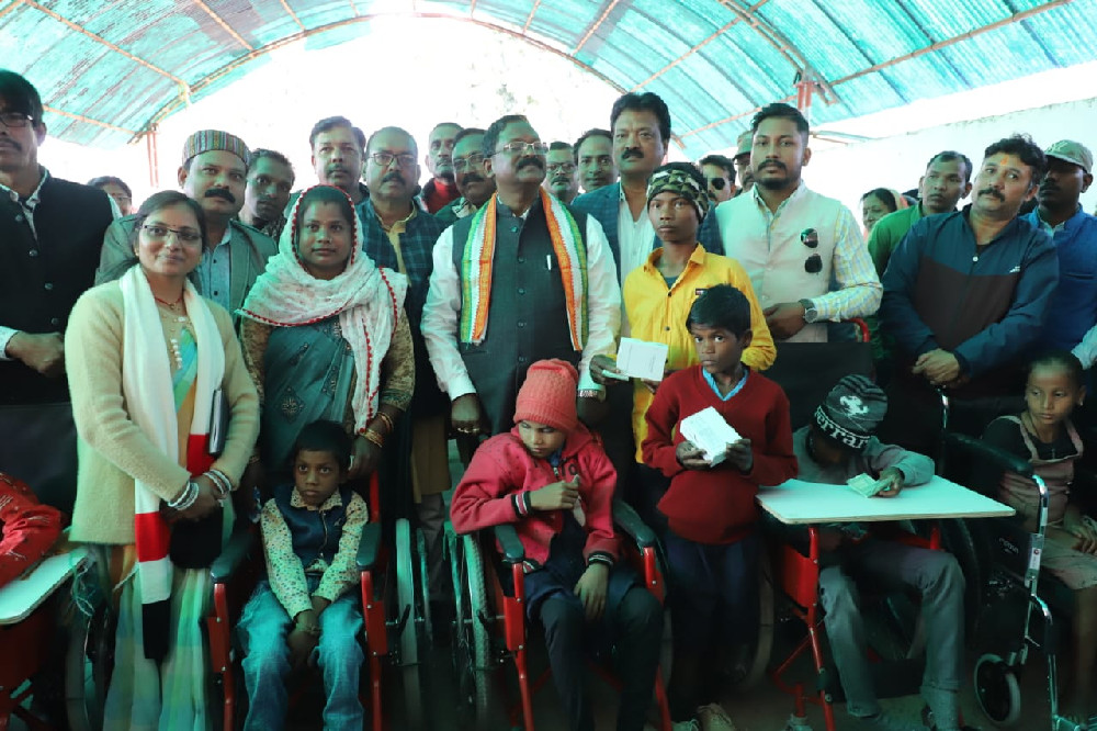 खाद्य मंत्री श्री भगत ने दिव्यांगों को बांटे सहायक उपकरण