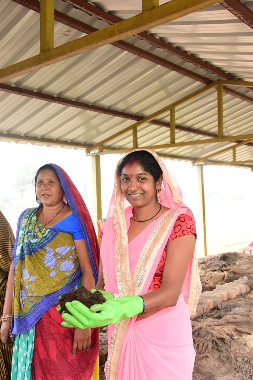 केंचुआ बेचकर महिला समूह ने कमाए ढाई लाख रुपए