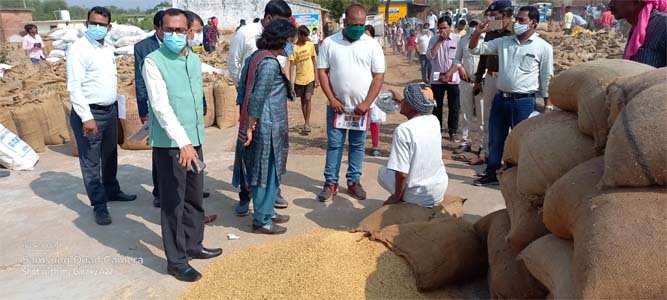 मुख्यमंत्री के निर्देश पर सचिवालय से लेकर कलेक्टोरेट तक के अफसर उतरे मैदान पर