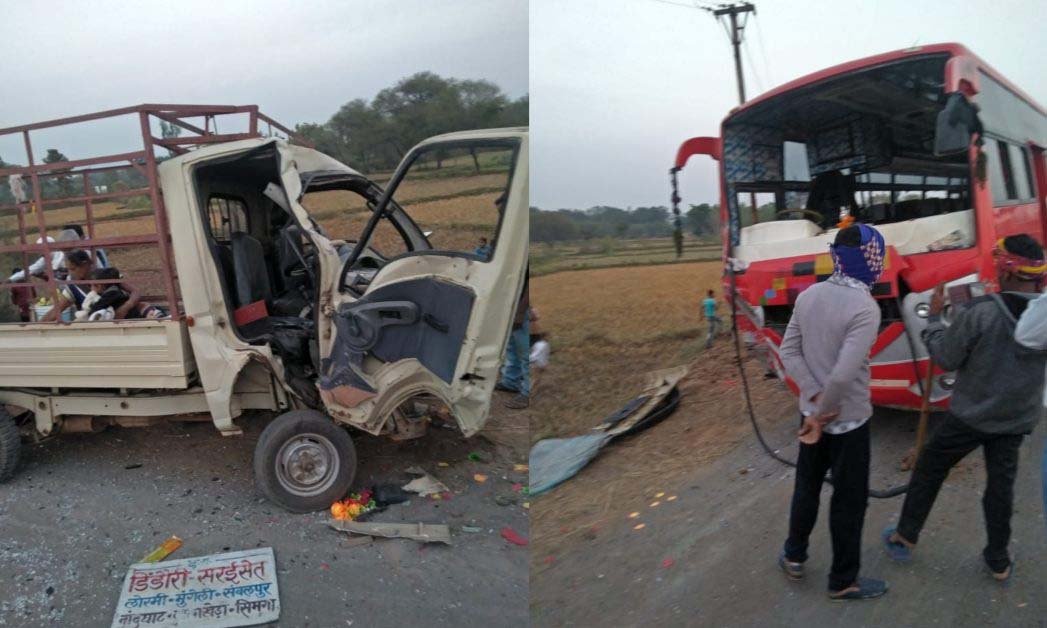बस-पिकअप से भिड़ी, दर्जनभर से अधिक लोग गंभीर, ग्रामीणों ने बस में आग लगा दी