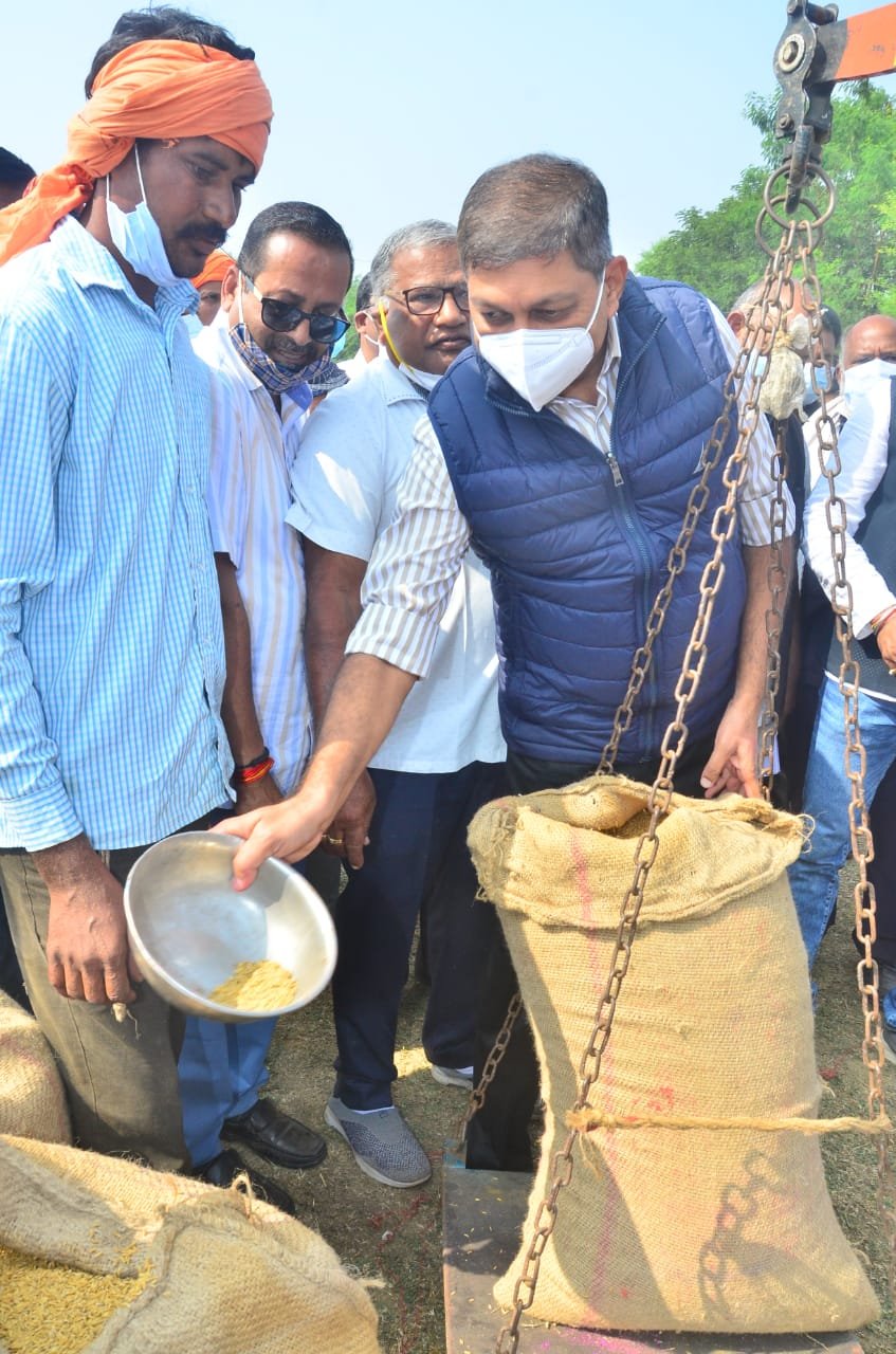 केंद्रों में पूजा-अर्चना के साथ धान खरीदी शुरु, किसानों में खासा उत्साह