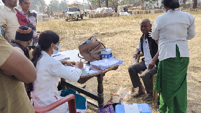 धान खरीदी केंद्रों में भी लगाए जा रहे हैं टीके