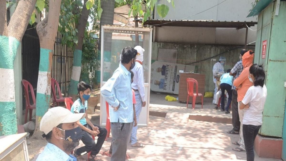 दुकान पर कपड़े बेच रहा कोरोना संक्रमित