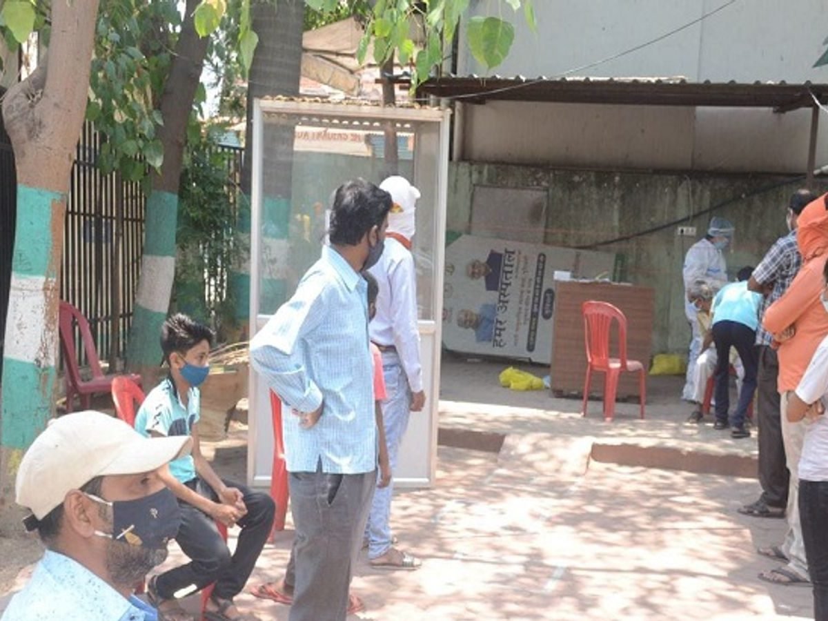 दुकान पर कपड़े बेच रहा कोरोना संक्रमित