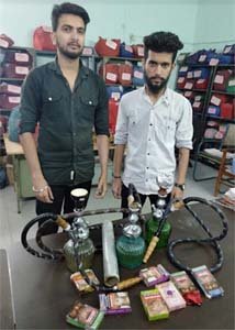 राजधानी के मरीन ड्राइव स्थित वाइट अर्थ कैफे में हुक्का पिलाते दो संचालक गिरफ्तार