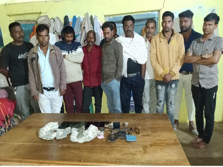 बिलासपुर-मुंगेली बार्डर पर जुआरियों का मेला: 4 किमी पैदल चलकर पहुंचे जवान