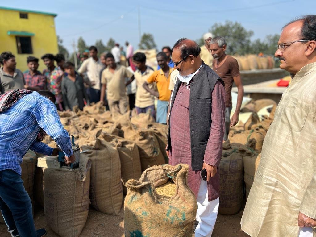 स्कूल शिक्षा एवं सहकारी मंत्री ने किया धान खरीदी केंद्रों का निरीक्षण