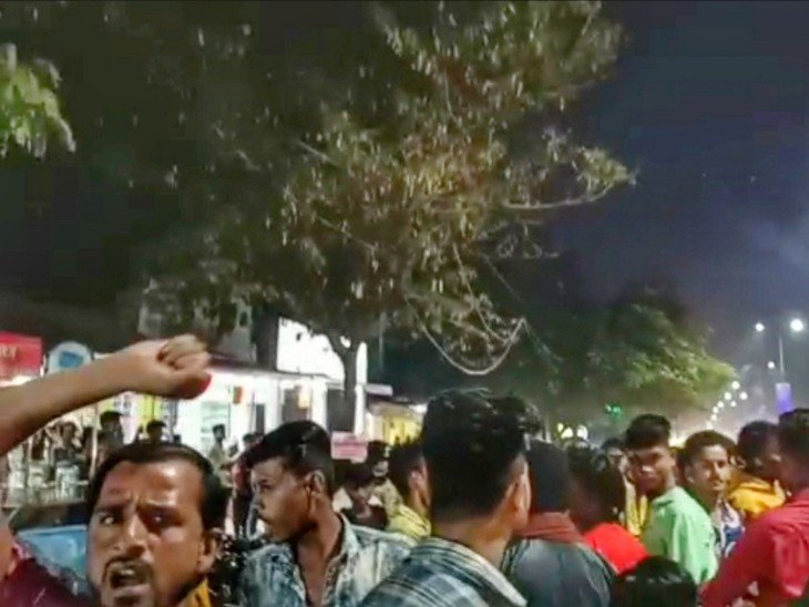 देर रात दो गुटों में जमकर हुई मारपीट, थाना घेरकर किया हंगामा