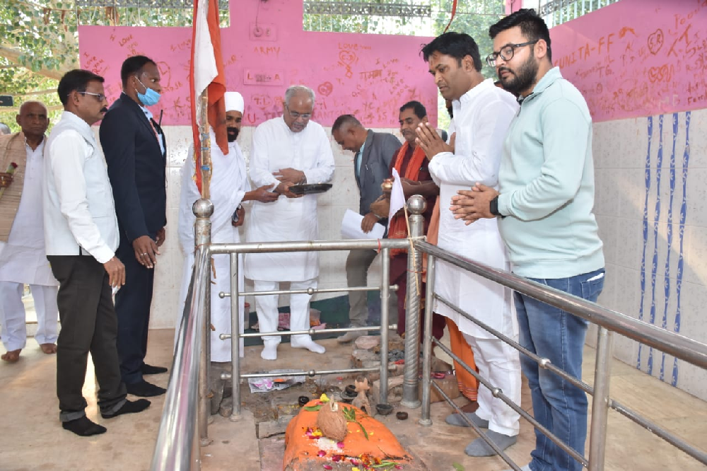 मुख्यमंत्री भूपेश बघेल ने डोंगेश्वर धाम में डोंगा पथरा मंदिर में पूजा अर्चना कर प्रदेशवासियों की सुख सृमद्धि की कामना की…