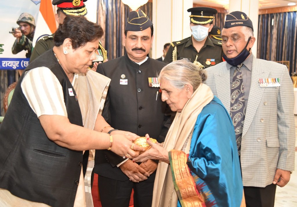 सशस्त्र सेना झंडा दिवस शहीदों के परिवारों का सम्मान करने का पर्व: राज्यपाल