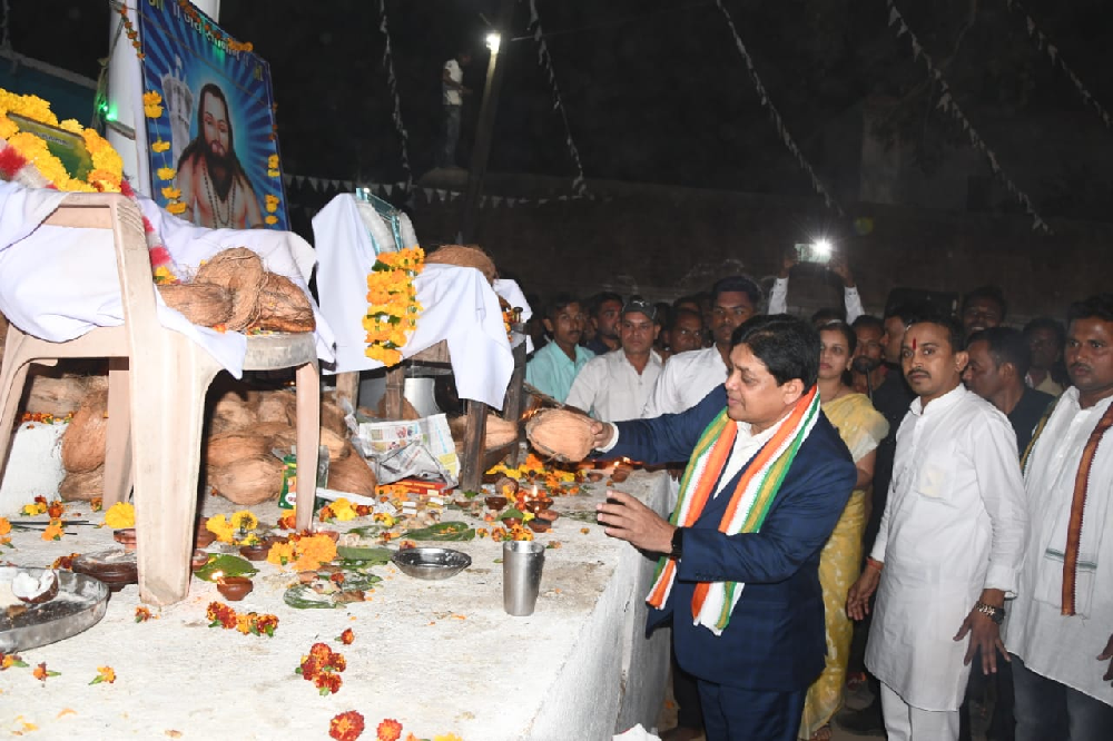 बाबा गुरू घासीदास के बताये सदमार्ग पर चलकर हमें आगे बढ़ने की जरूरत