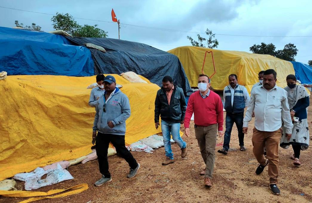 धान को बारिश से बचाने लगाए गए कैप कव्हर