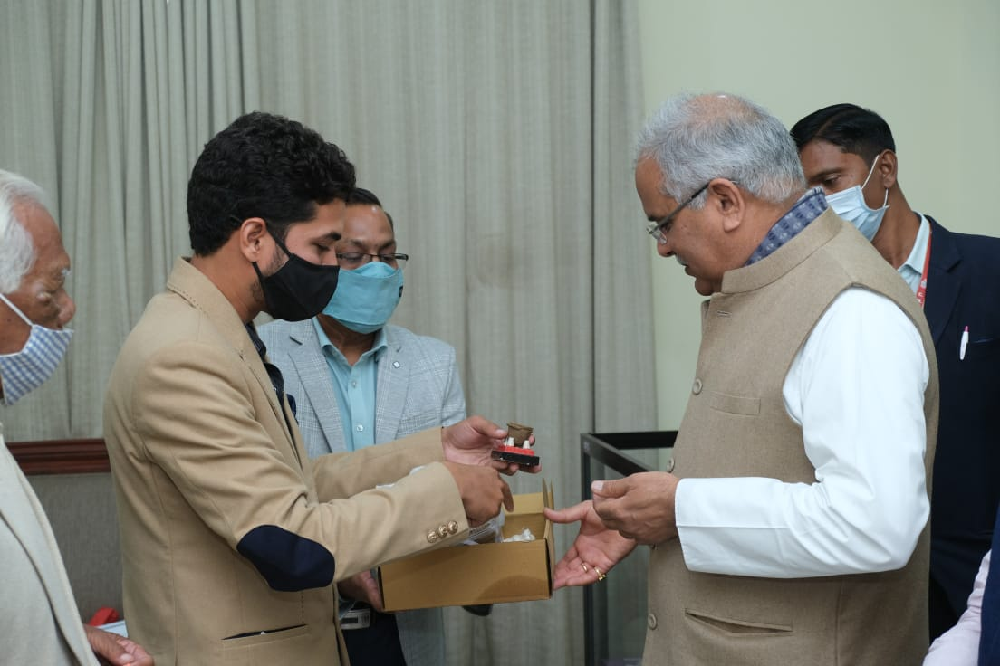 मुख्यमंत्री ने तरुण साहू की सराहना की