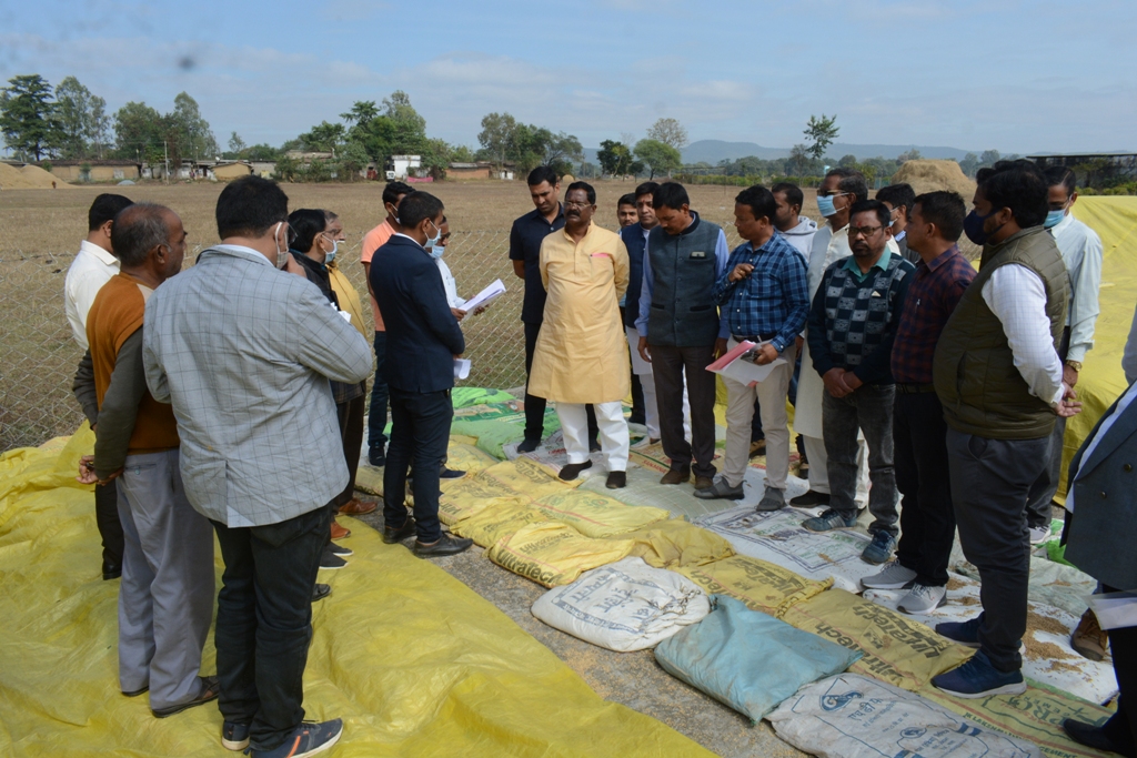 खाद्य मंत्री ने अम्बिकापुर-मैनपाट विकासखण्ड धान खरीदी केंद्रों का किया निरीक्षण