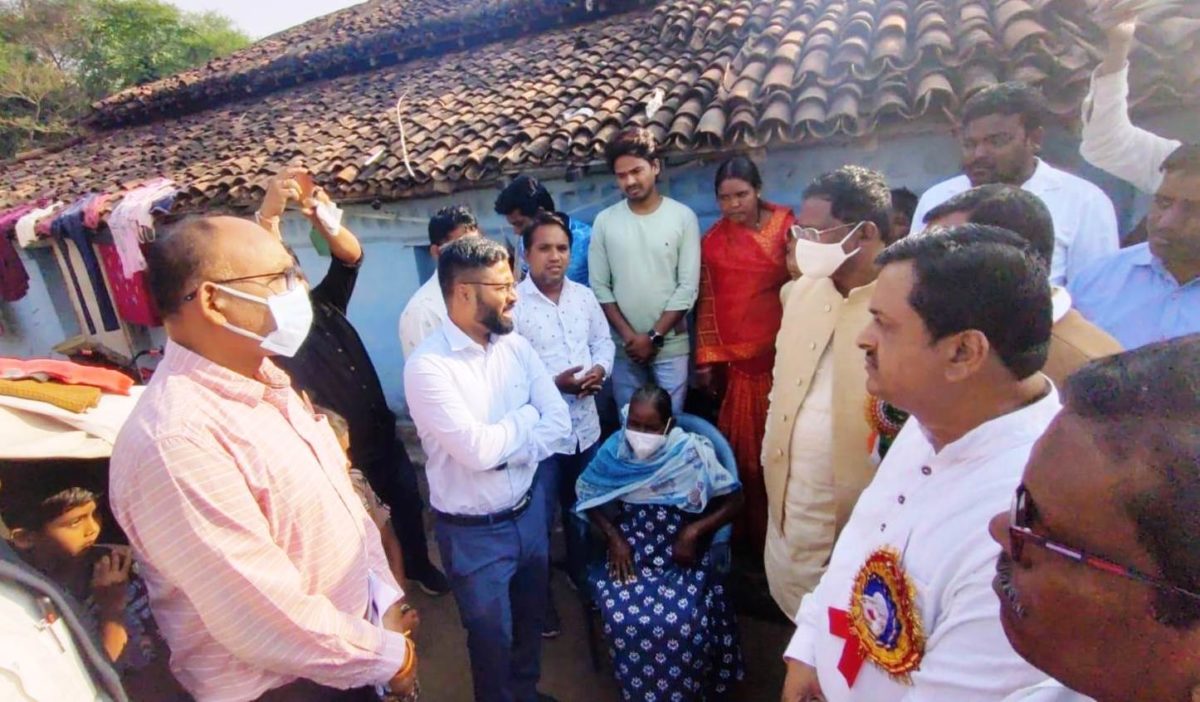 खाद्य मंत्री अमरजीत भगत अचानक पहुंचे सुपेबेड़ा: ग्रामीणों से की मुलाकात