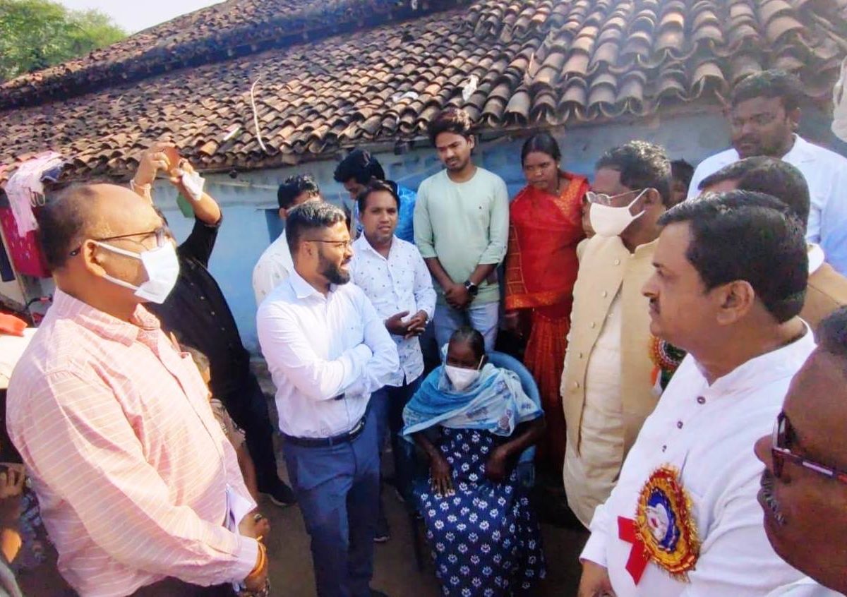 खाद्य मंत्री अमरजीत भगत अचानक पहुंचे सुपेबेड़ा: ग्रामीणों से की मुलाकात