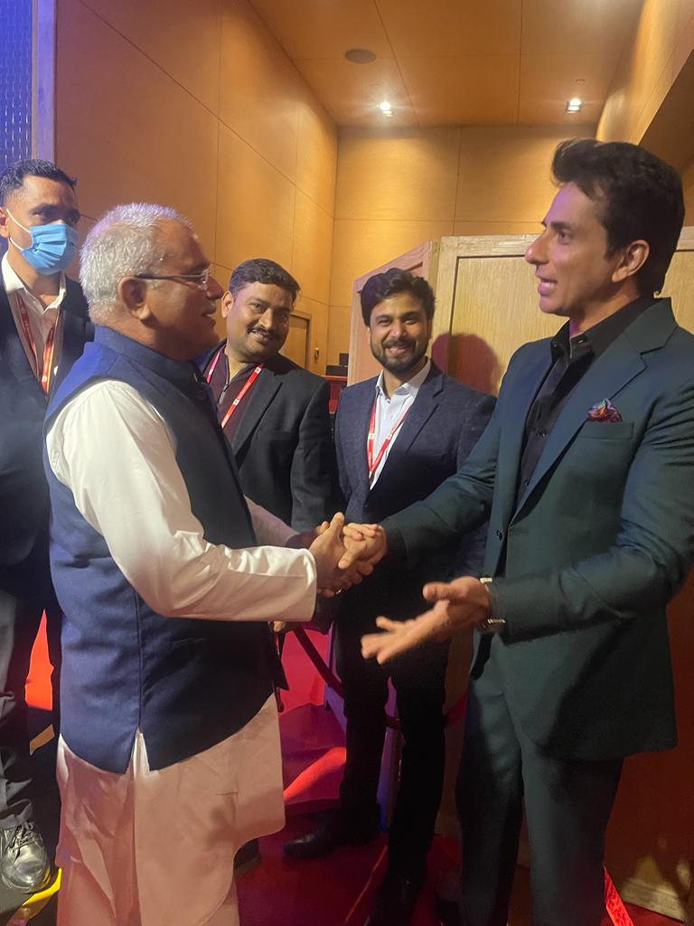 Sonu Sood, मुख्यमंत्री भूपेश बघेल से फिल्म अभिनेता सोनू सूद ने सौजन्य मुलाकात की