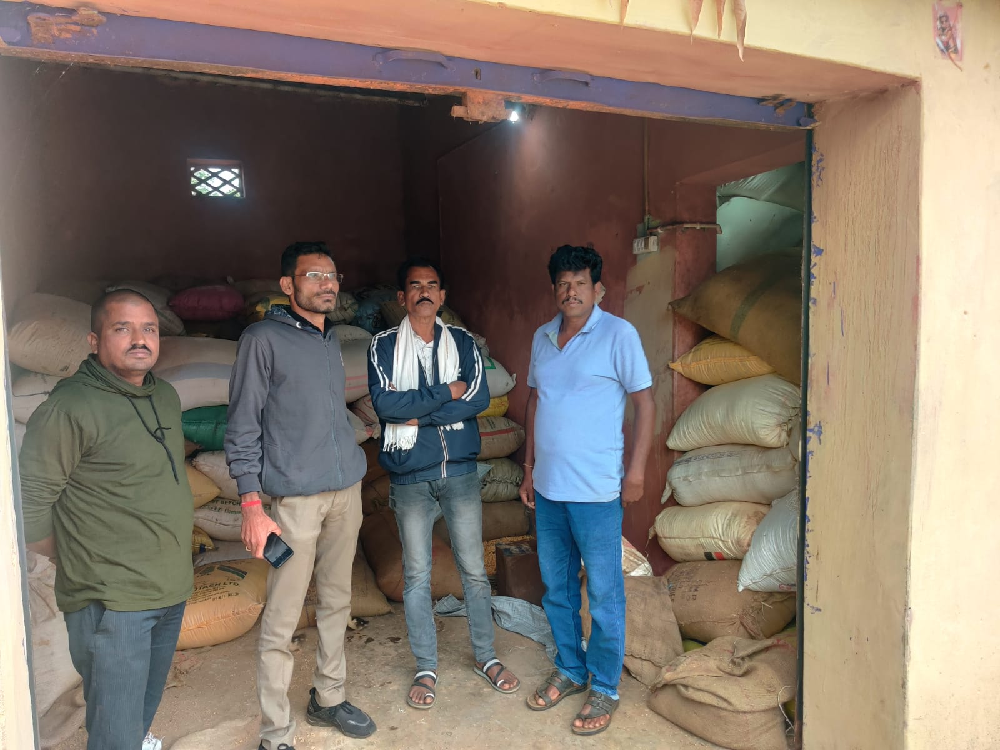 करीतगांव में 700 कट्टा और उड़ियापाल में 100 कट्टा धान जब्त