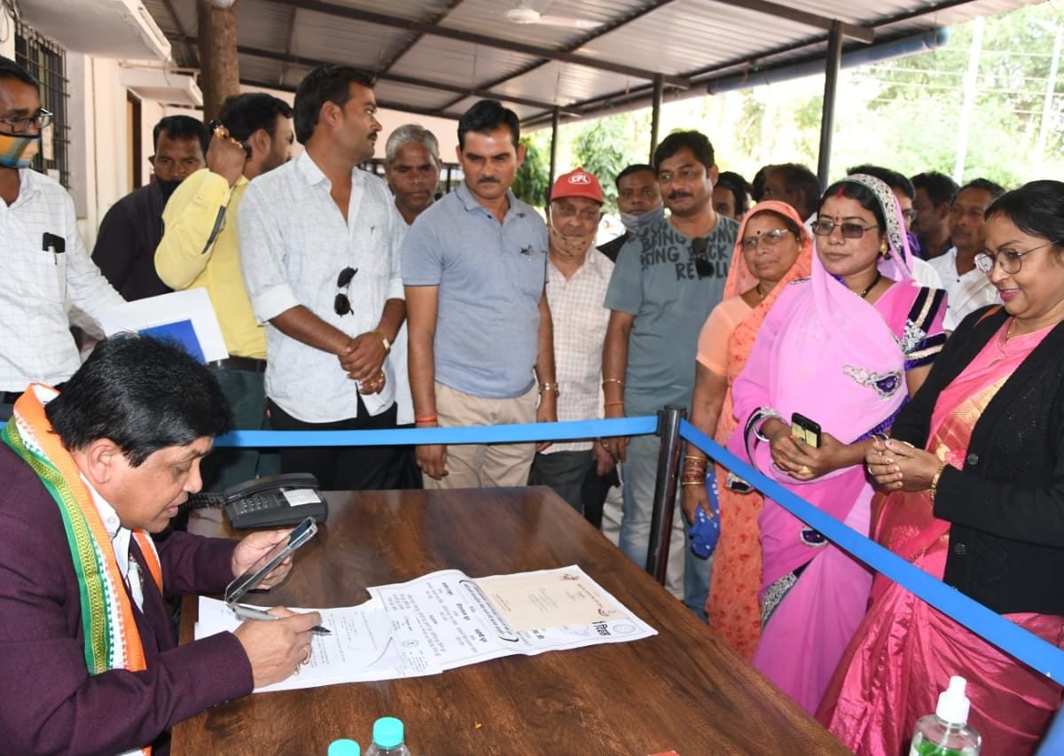 नगरीय प्रशासन मंत्री डॉ. डहरिया ने जनदर्शन में आमजनों से की भेंट