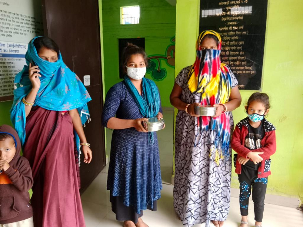 आंगनबाड़ियों में टिफिन से दिया जा रहा गरम भोजन