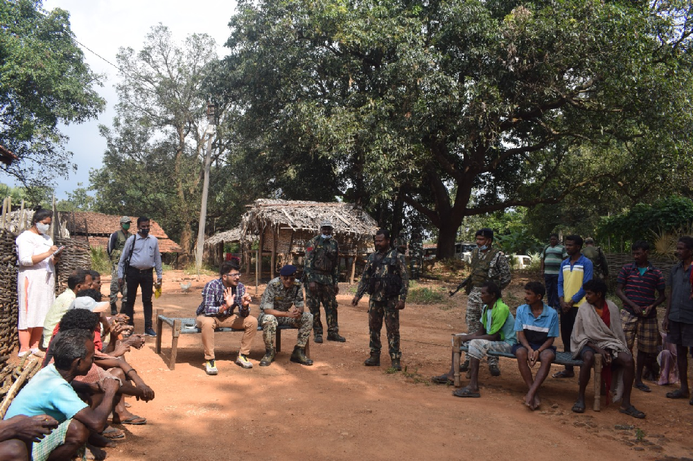 धुर नक्सल प्रभावित ग्राम नहाड़ी में कलेक्टर व एसपी ने लगायी जन चौपाल