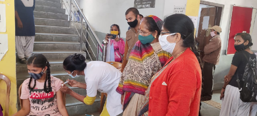 तेजकुंवर नेताम ने बच्चों के टीकाकरण की व्यवस्थाओं का लिया जायजा