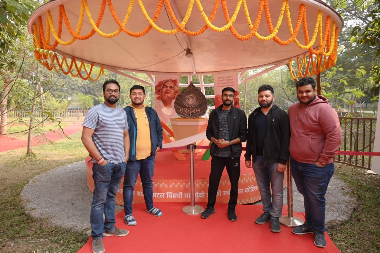 अद्वितीय चित्रों की प्रदर्शनी: पूर्व प्रधानमंत्री श्री अटल बिहारी वाजपेयी की यादें और केंद्र सरकार की कल्याणकारी योजनाएं