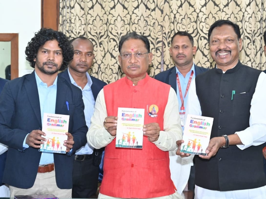 मुख्यमंत्री श्री साय ने डॉ. तिग्गा के दो पुस्तकों का किया विमोचन