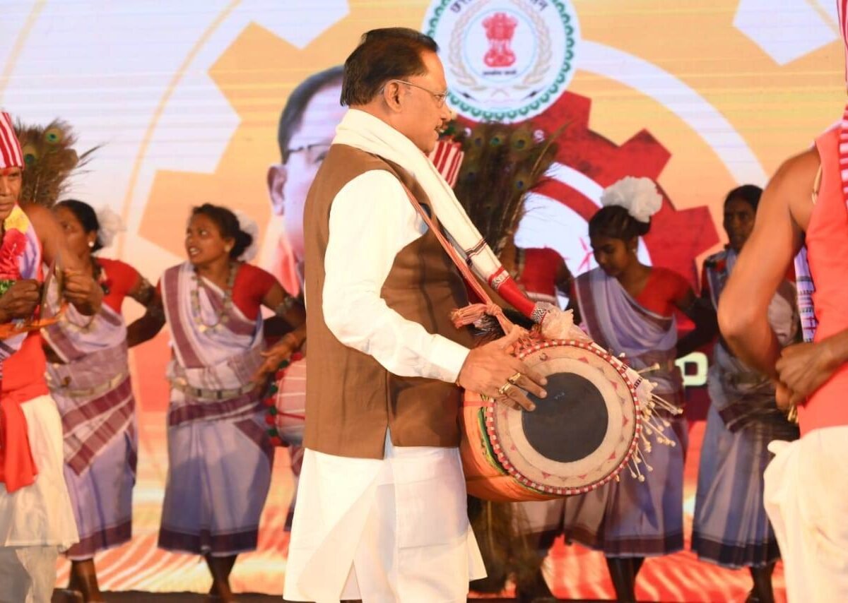 जब मुख्यमंत्री ने मांदर की थाप में किया कर्मा नृत्य