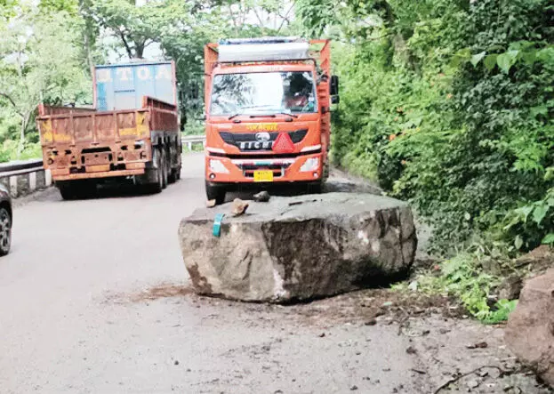 केशकाल घाट पर चट्टान गिरने से सड़क पर बनी जाम की स्थिति: पुलिस ने की सुरक्षा उपायों की व्यवस्था