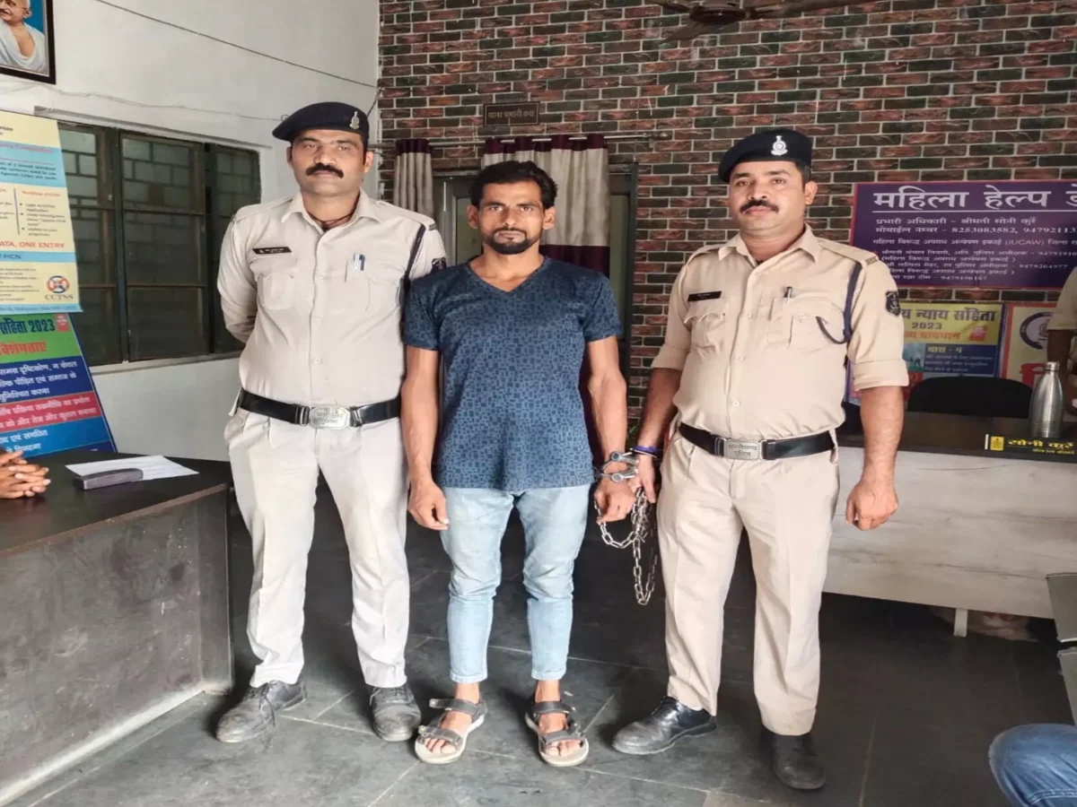 रायपुर में बटनदार चाकू लहराते आरोपी की गिरफ्तारी: पुलिस ने आर्म्स एक्ट के तहत कार्रवाई की