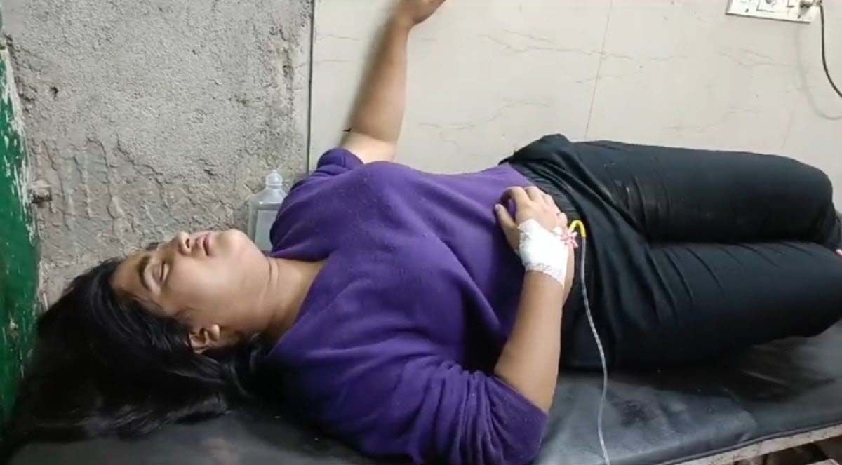 पति ने बीच सड़क पर पत्नी को कार में घसीटा, अस्पताल में भर्ती