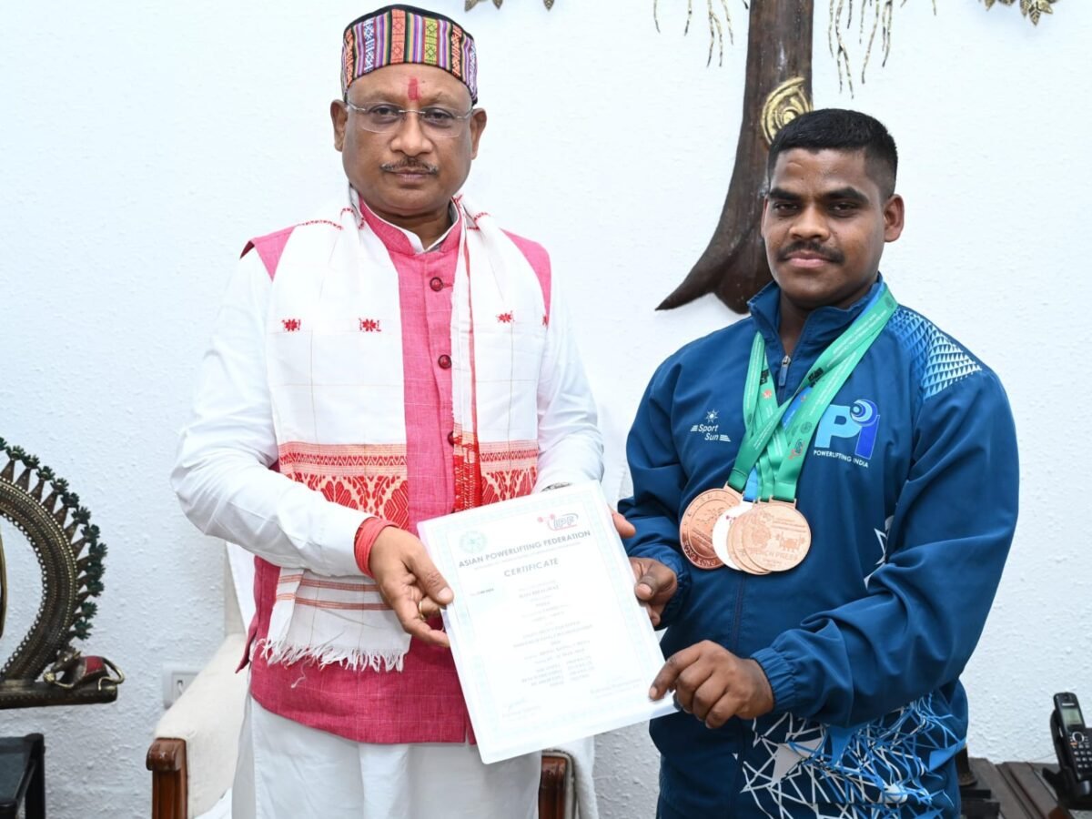 मुख्यमंत्री श्री साय से एशियन मेन्स इक्विप्ड पावरलिफ्टिंग चैंपियनशिप के पदक विजेता खिलाड़ी श्री जे. भागवत राव ने की सौजन्य मुलाकात