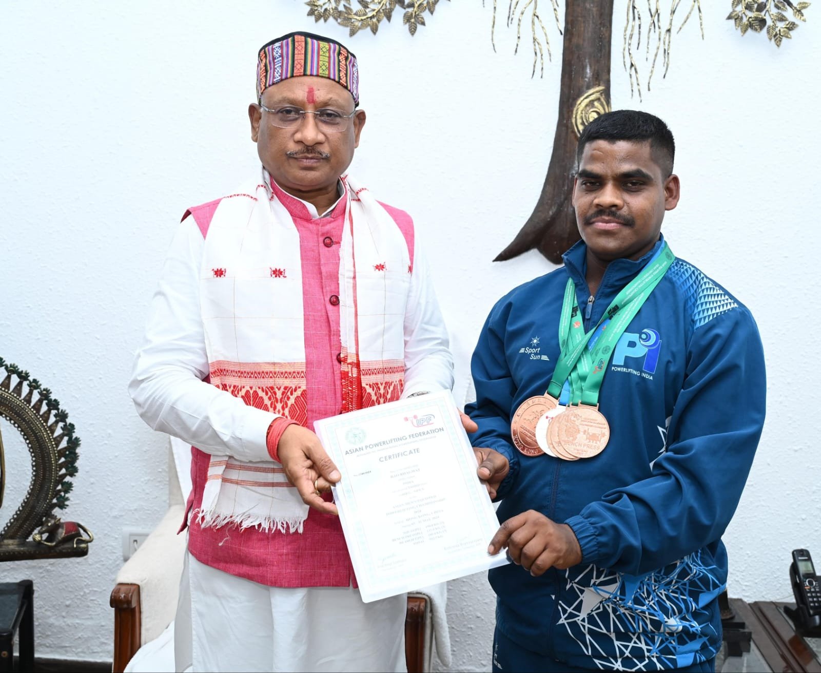 मुख्यमंत्री श्री साय से एशियन मेन्स इक्विप्ड पावरलिफ्टिंग चैंपियनशिप के पदक विजेता खिलाड़ी श्री जे. भागवत राव ने की सौजन्य मुलाकात